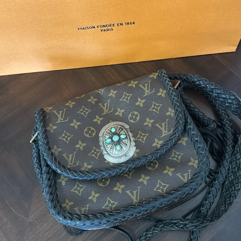 Louis Vuitton Monogram Crossbody Bag with Turquoise Accent - Picture 2 of 5